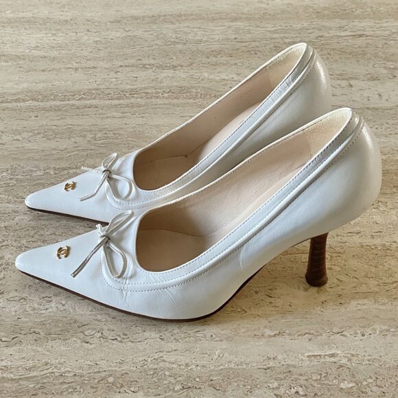 Vintage Chanel Gold CC Bow Pumps - Picture 4 of 10